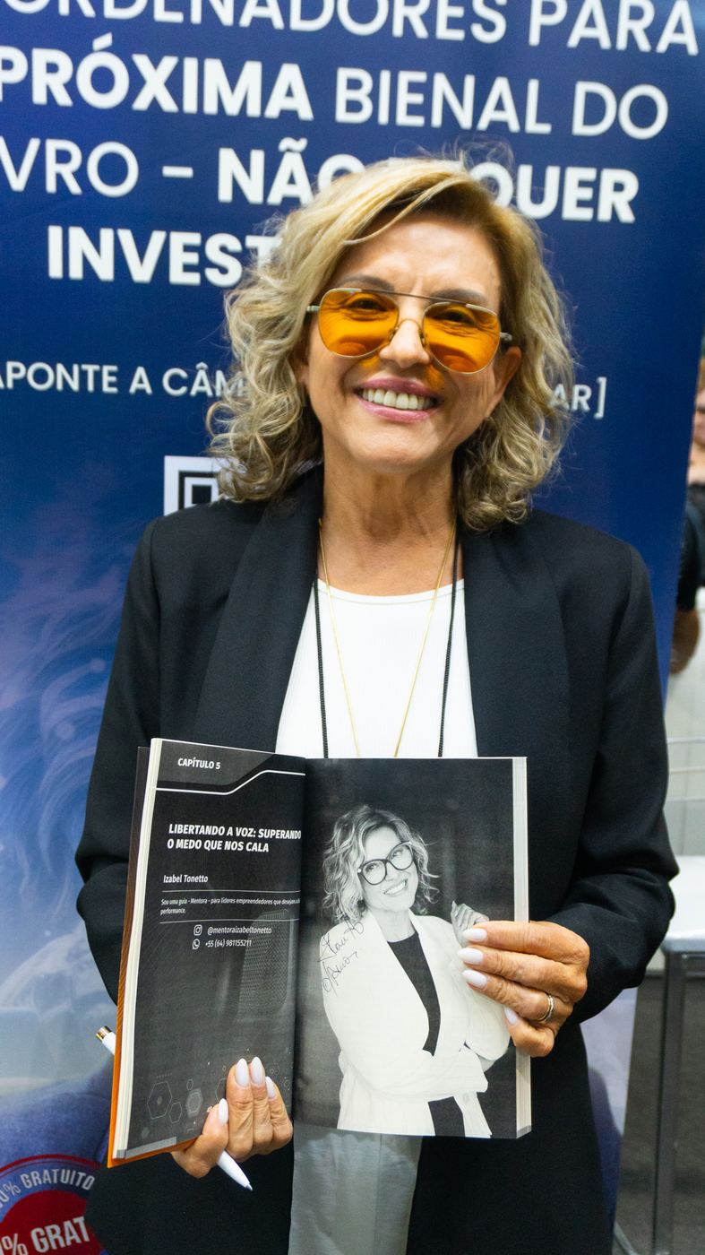 Autora com seu livro Libertando a Voz