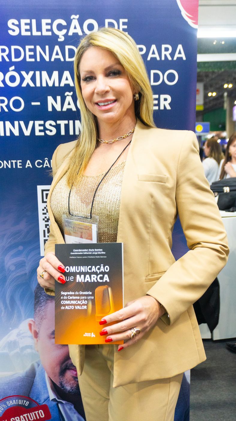 Autora com seu livro Comunicação que Marca