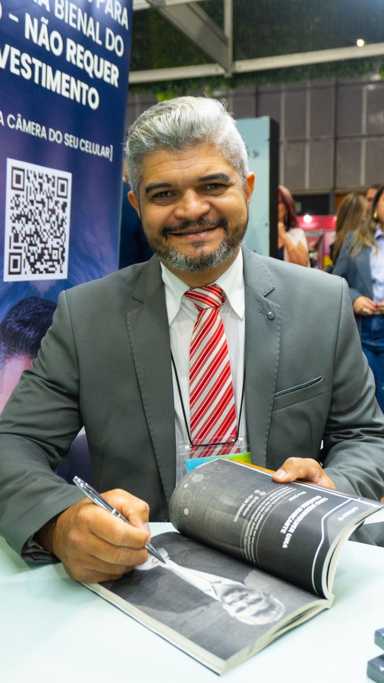 Autor autografando seu livro na Bienal
