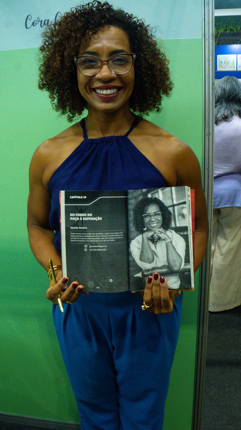 Autora com seu livro na Bienal