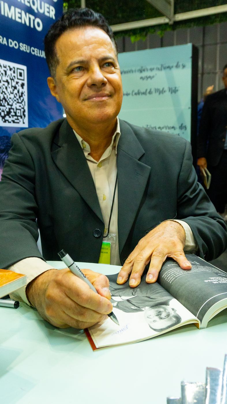 Autor autografando seu livro na Bienal