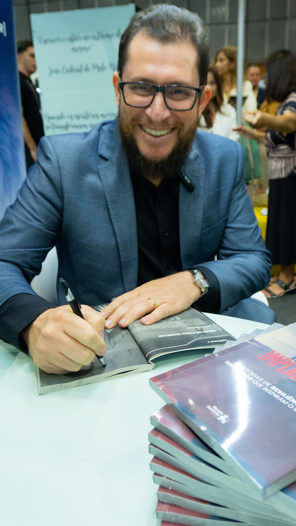 Sessão de autógrafos na Bienal